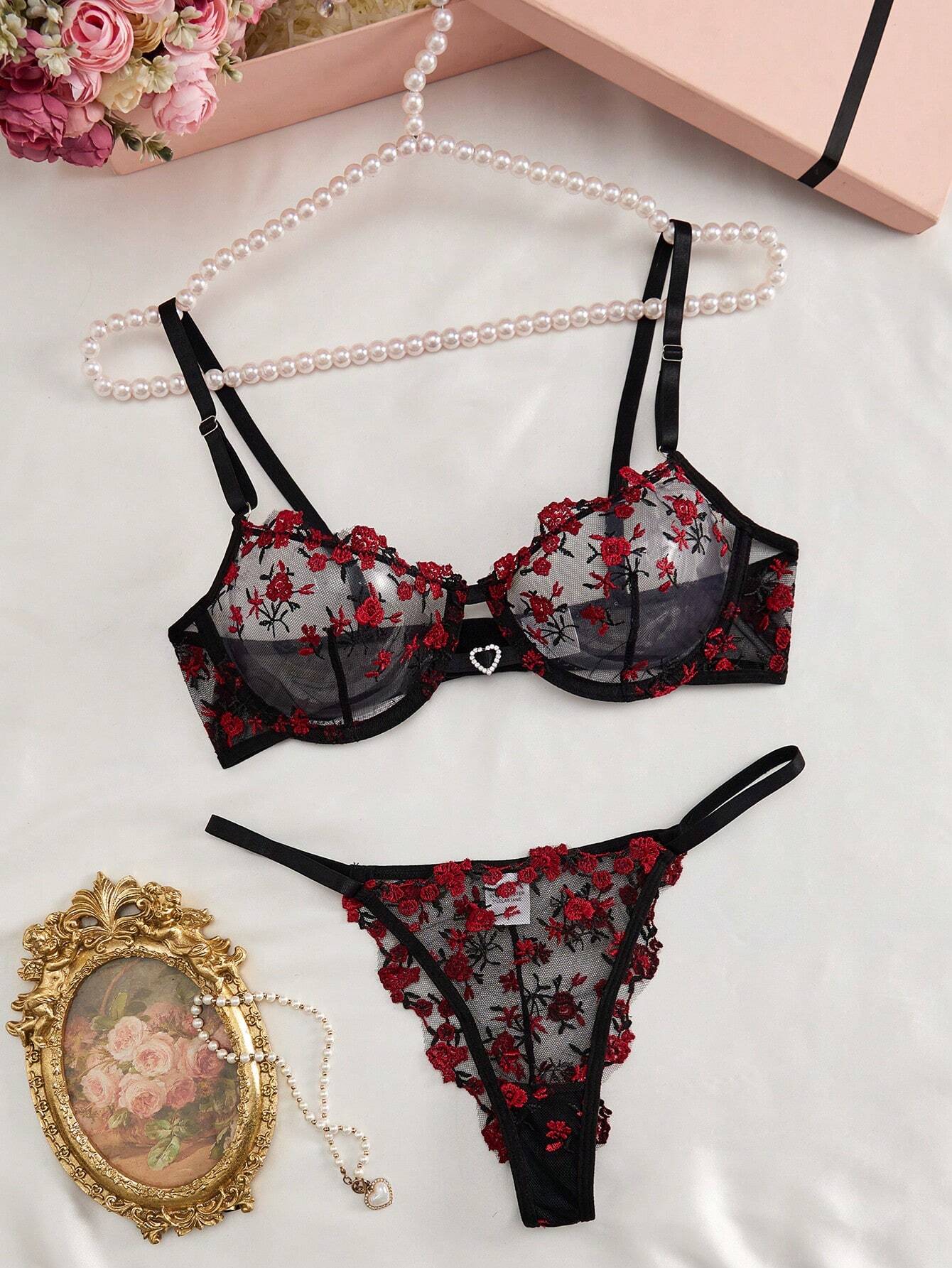 2-delige Lingerie Set Versierd met Hartvormige Strass en Geborduurde Details