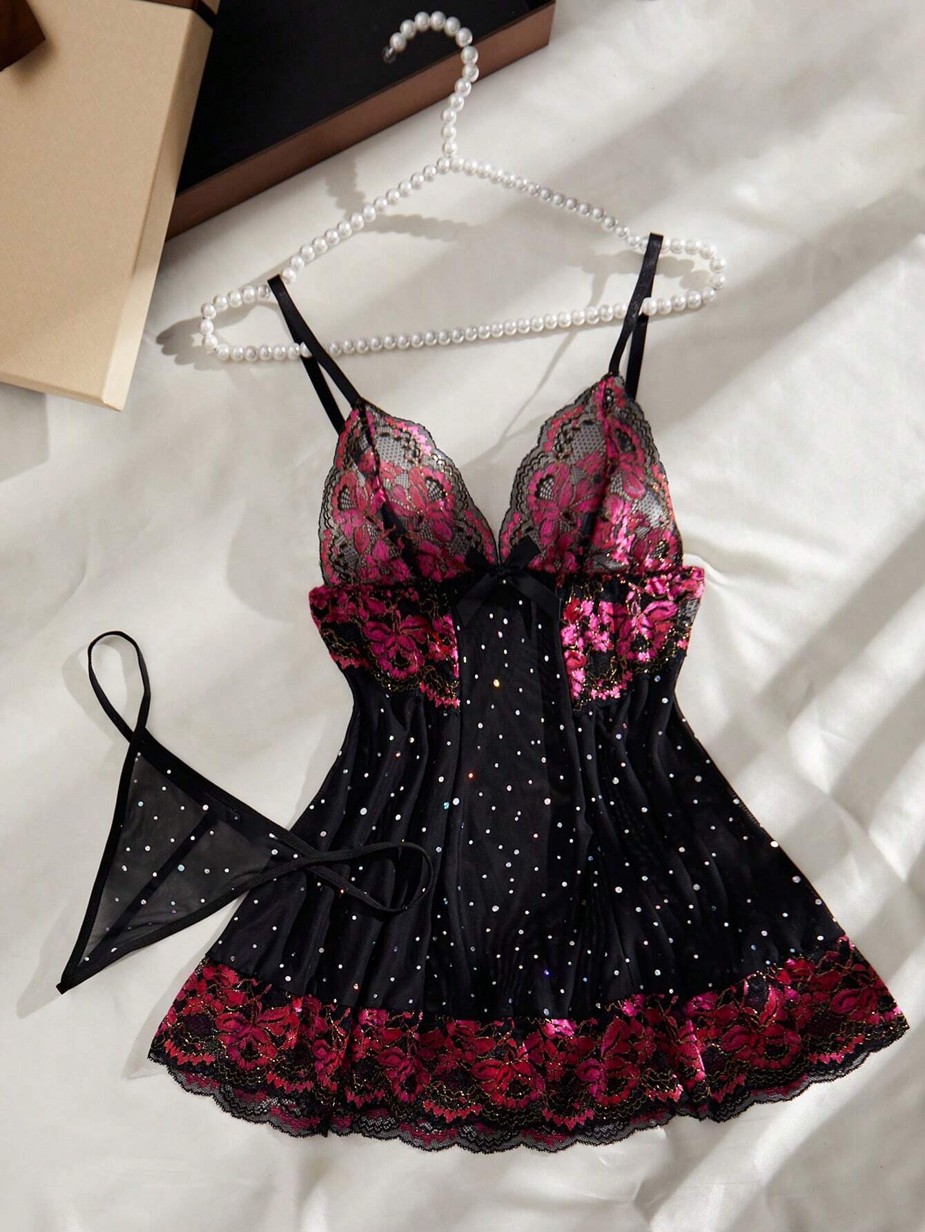 2- delige babydoll set met kant en steentjes.