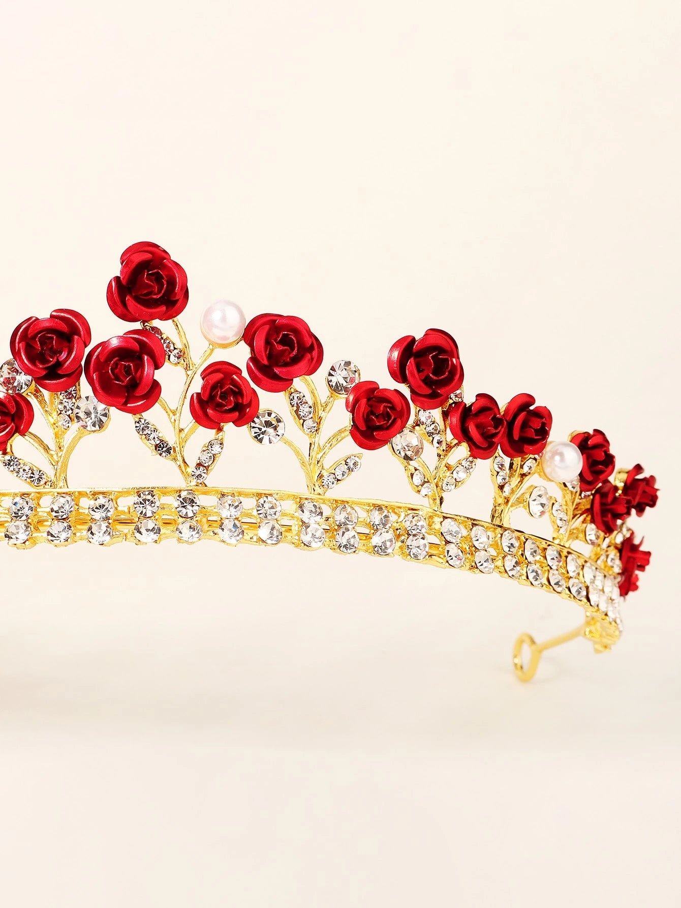 Gouden tiara en rode rozen, parels en steentjes