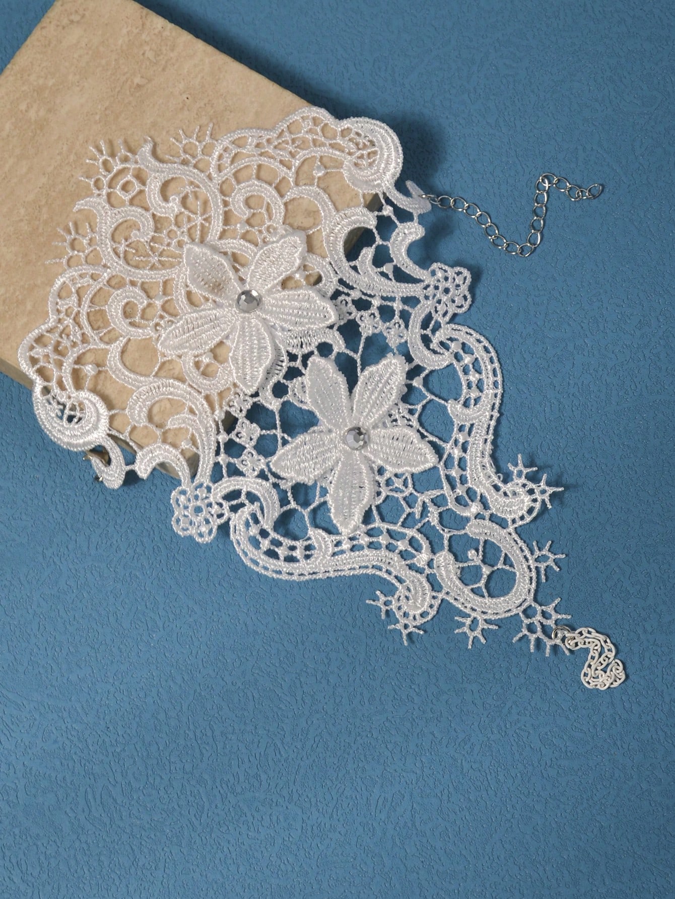 Elegant White Lace Bracelet with Floral Decor ๐ธ - Suitable for Wedding ๐