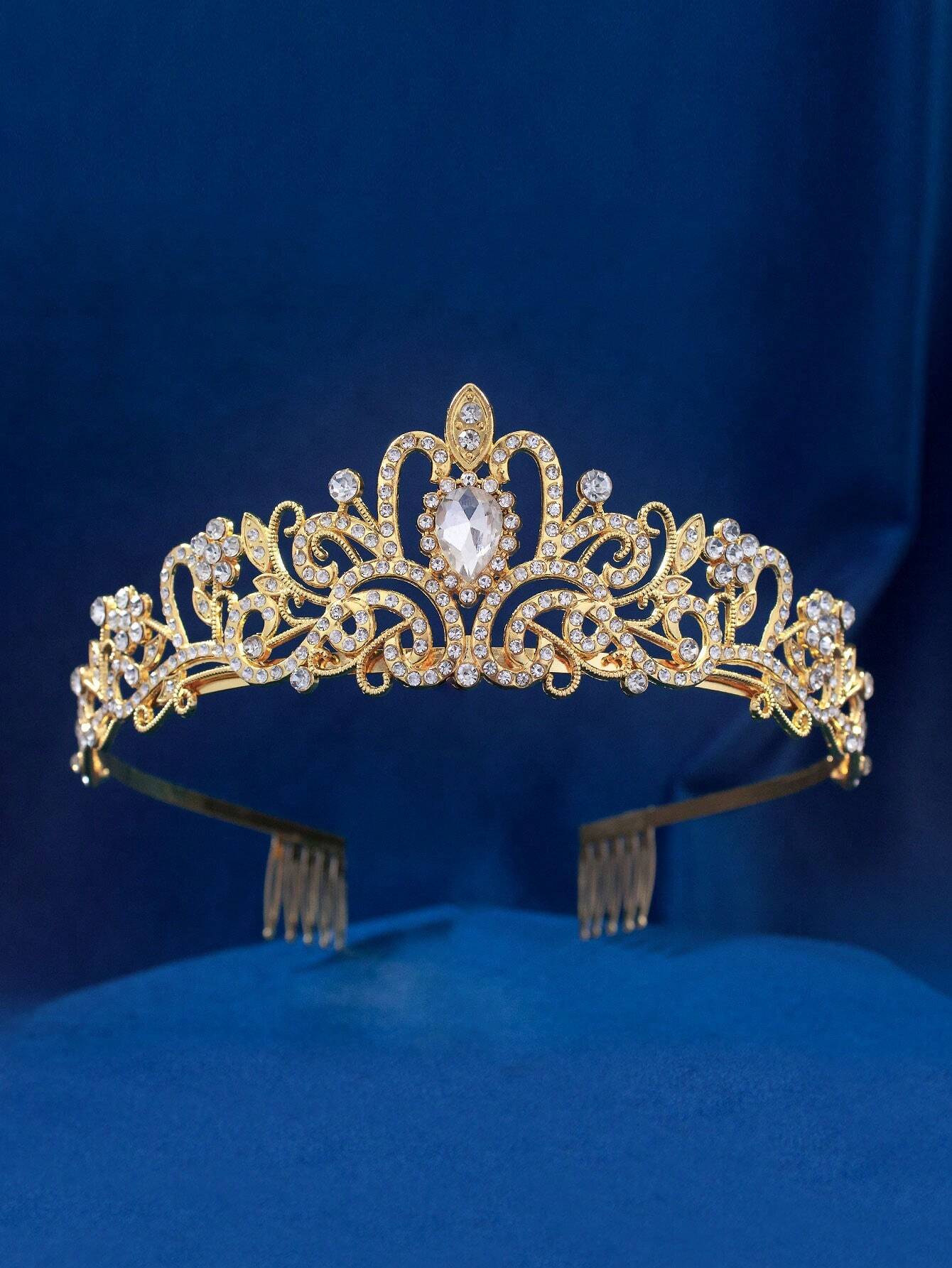 Gouden tiara met strass stenen