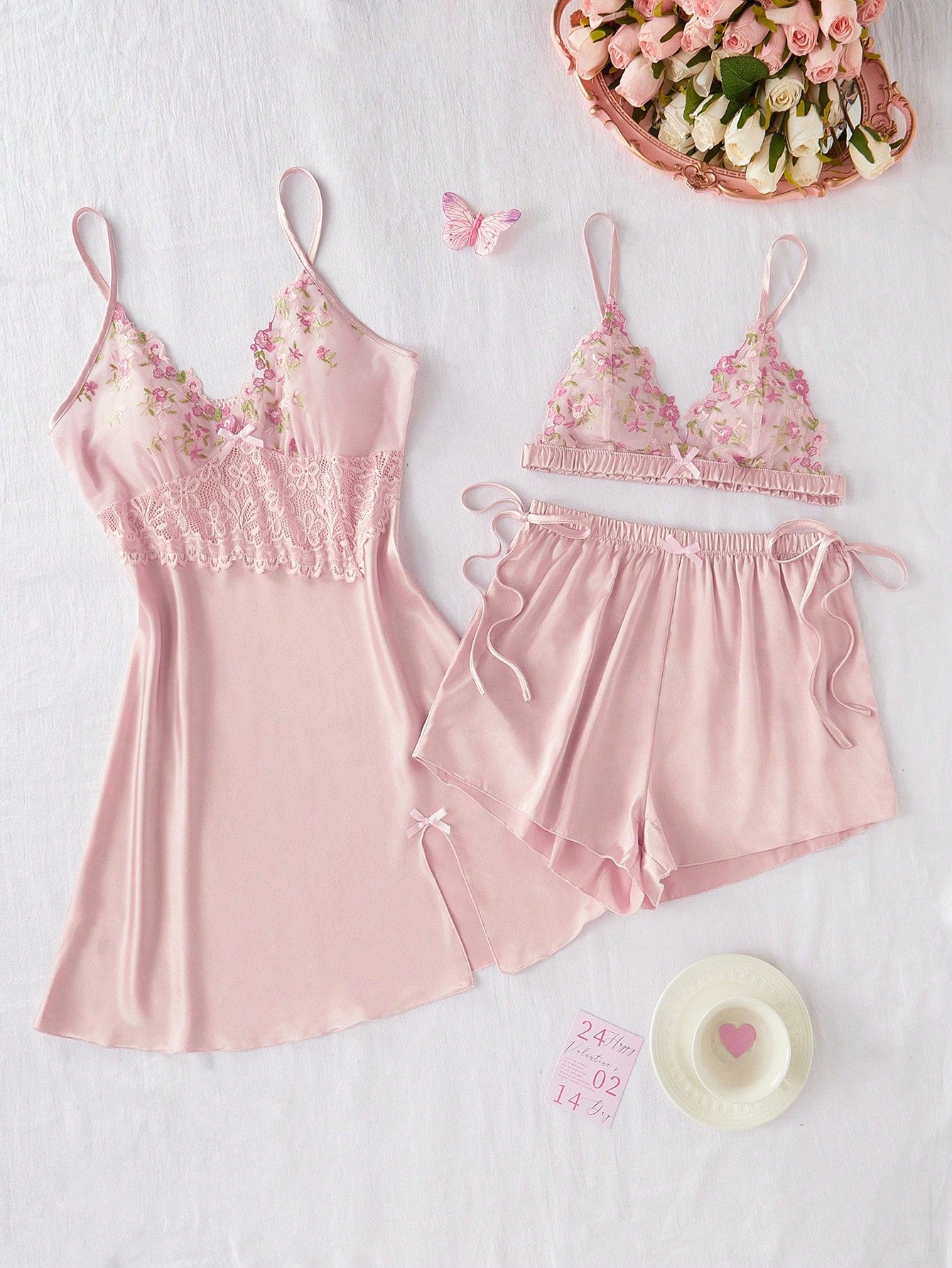 3-delige pyjama set in zacht roze met kant en borduursels