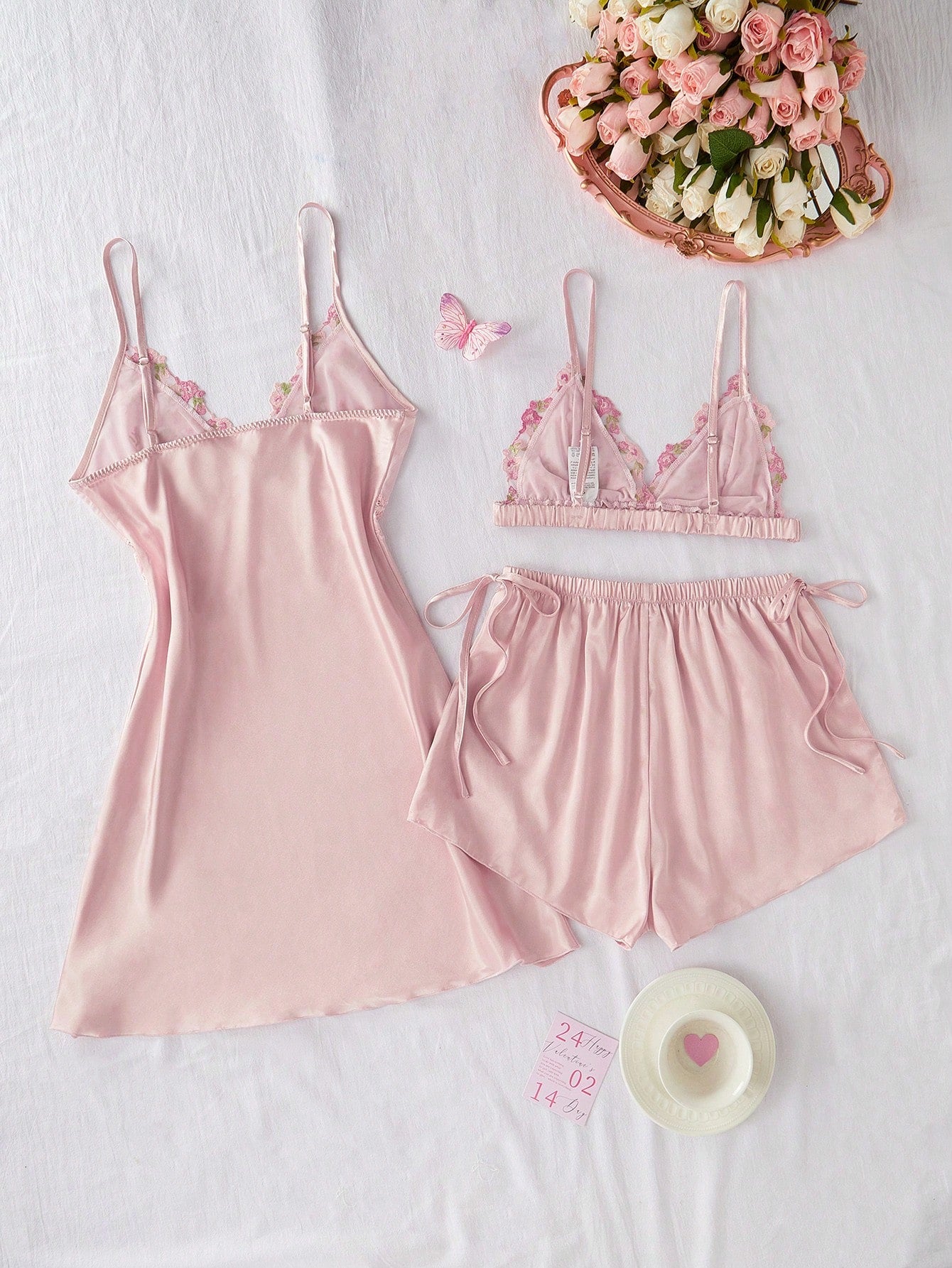 3-delige pyjama set in zacht roze met kant en borduursels